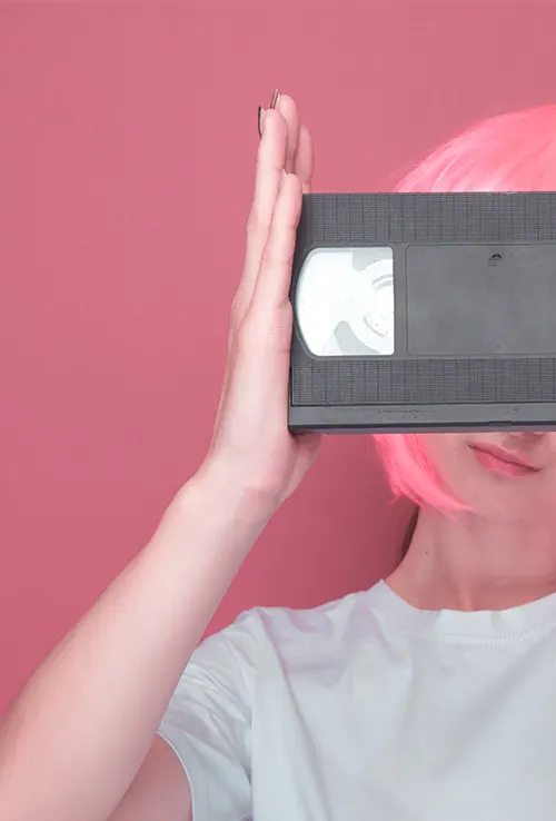 Frau Hält Videokassette Zum Digitalisieren Vor Ihr Gesicht